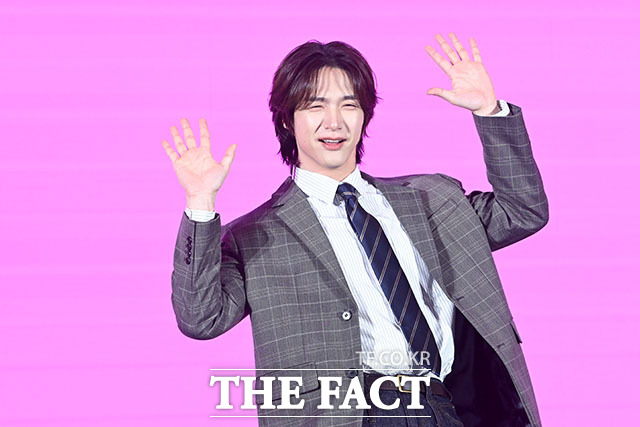 배우 김재현과 김동규, 차학연, 김향기, 손정혁(왼쪽 위부터 시계방향으로)이 14일 오전 서울 구로구 더세인트웨딩에서 열린 쿠팡플레이 새 시리즈 ‘로맨스의 절댓값’ 제작발표회에 참석해 포즈를 취하고 있다. /서예원 기자