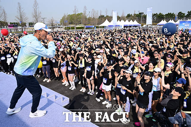 참가자들에게 즉석 무대 선물한 가수 션.