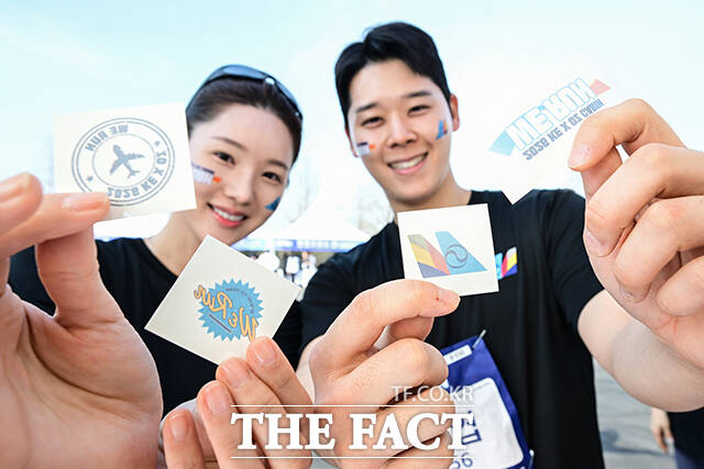 개성 넘치는 스티커 들어보이는 승무원들.