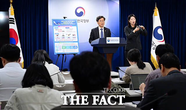 정일연 국민권익위원장이 14일 오후 서울 종로구 정부서울청사에서 중동 비상경제 관련 시장 교란행위 등 집중신고기간 운영 및 현장소통 계획을 브리핑하고 있다. /임영무 기자