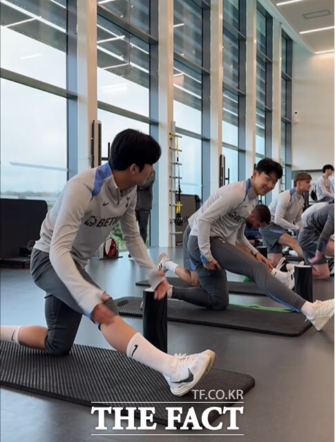 양민혁(왼쪽)이 2024년 12월 토트넘에 합류했을 당시 손흥민과 함께 트레이닝룸에서 몸을 풀고 있다. /토트넘 SNS