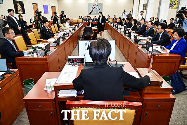 안건 상정하는 최민희 과방위원장.