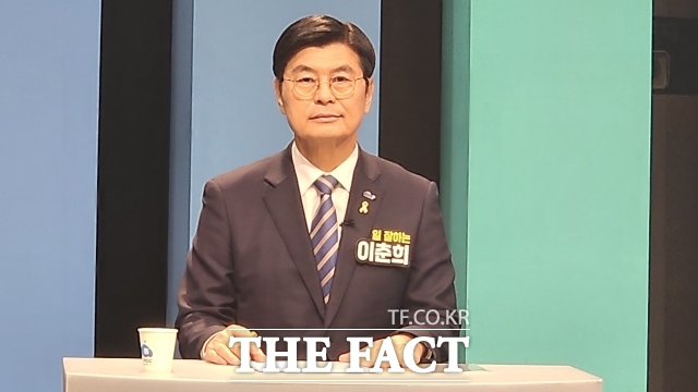 이춘희 더불어민주당 세종시장 예비후보가 13일 오후 대전 MBC에서 열린 세종시장 후보 토론회에서 상대 후보의 공약 실현 가능성을 비판하며 주도권 발언을 이어가고 있다. /이춘희 캠프