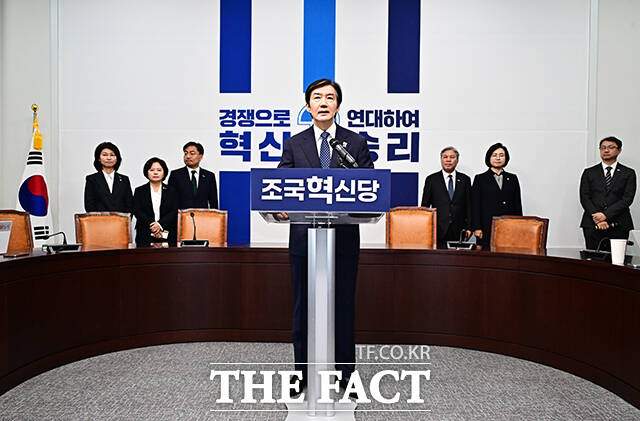 조국 조국혁신당 대표가 14일 오전 서울 여의도 국회에서 기자회견을 열고 국회의원 보궐선거 평택을 지역구 출마선언을 하고 있다. /국회=배정한 기자