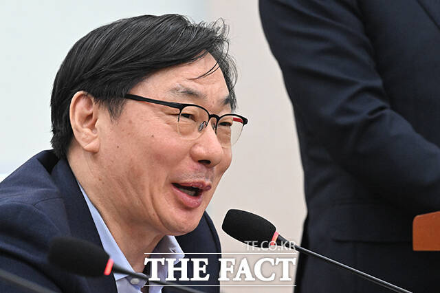 질의에 답하는 이화영 전 경기도 평화부지사.