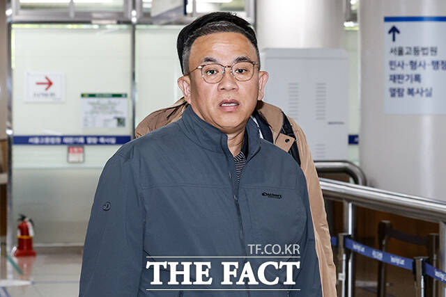 정치브로커 명태균 씨가 14일 오전 서울 서초구 서울중앙지방법원에서 열린 정치자금법 위반 혐의 관련 공판에 출석하고 있다. /박헌우 기자