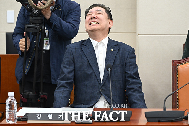 국방위 전체회의 참석해 황희 더불어민주당 의원과 인사 나누는 김병기 무소속 의원(오른쪽).