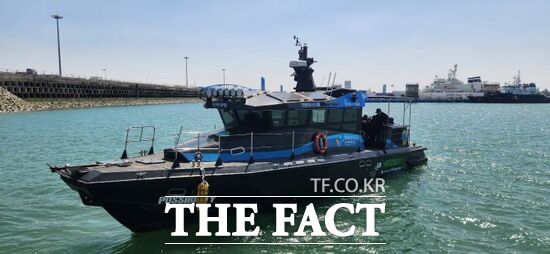 경기평택항만공사가 평택항의 핵심 물류 현장을 조망할 수 있도록 오는 15일부터 운영을 재개하는 '항만안내선' 모습. /경기평택항만공사