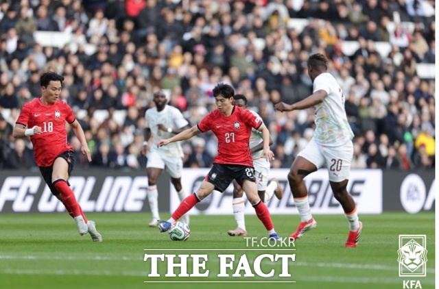 홍명보 감독이 이끄는 한국축구대표팀이 28일 코스티부아르와 평가전에서 전반에만 2골을 내주는 졸전 끝에 0-3 패배를 기록했다. 사진은 선발로 나선 오현규(왼쪽)와 배준호의 경기 장면./밀턴킨스=KFA