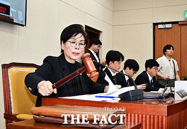 안건 의결하는 최민희 과방위원장.