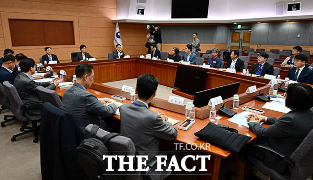 정은경 보건복지부 장관이 14일 오후 서울 종로구 정부서울청사 별관에서 열린 제3차 국민연금기금운용위원회 회의에 참석해 모두발언을 하고 있다. /임영무 기자