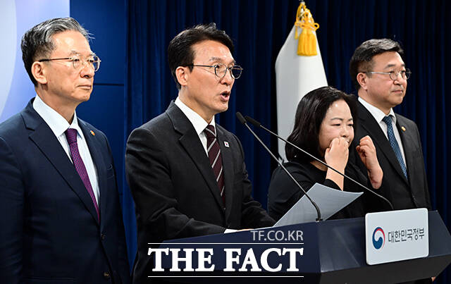 김민석 국무총리(왼쪽 두 번째)가 14일 오후 서울 종로구 정부서울청사에서 제9회 동시지방선거 관련 대국민담화를 하고 있다. /임영무 기자