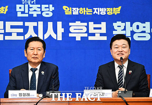 정청래 더불어민주당 대표(왼쪽)가 14일 오후 서울 여의도 국회에서 열린 신용한 충북도지사 후보 환영식에 참석해 신 후보에게 파란색 당 점퍼를 입혀주고 있다. /국회=배정한 기자