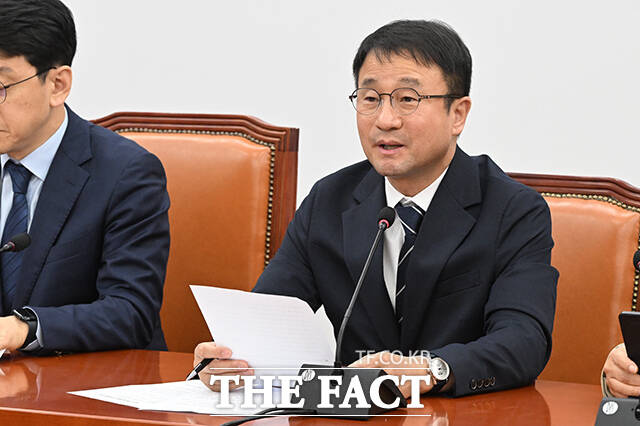 한병도 더불어민주당 원내대표가 14일 오전 서울 여의도 국회에서 열린 원내대책회의에서 발언을 하고 있다. /국회=김성렬 기자