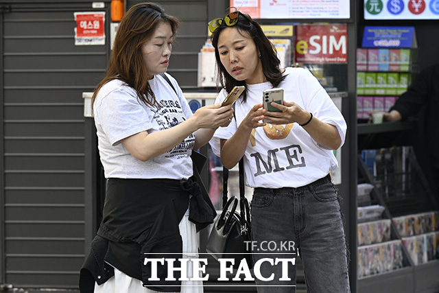 한 외국인 관광객이 음료를 들고 있다.