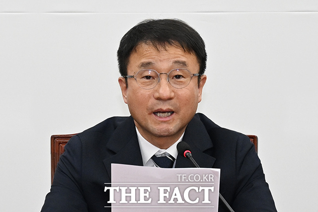 한병도 더불어민주당 원내대표(왼쪽)가 14일 오전 서울 여의도 국회에서 열린 원내대책회의에서 발언을 하고 있다. /국회=김성렬 기자