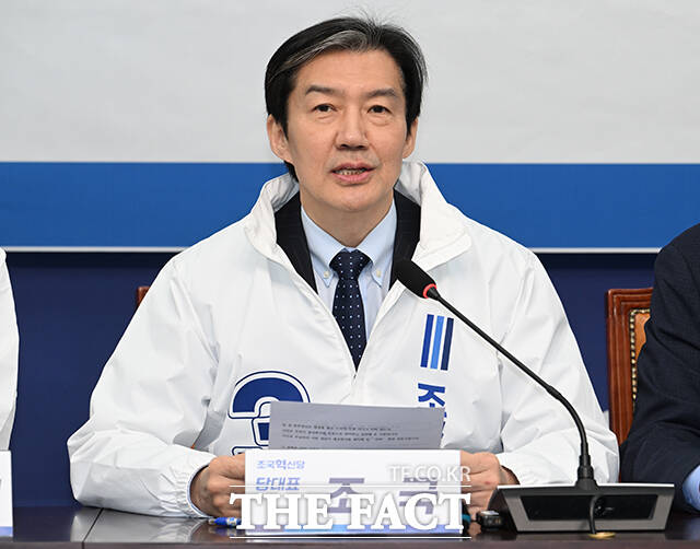 조국 조국혁신당 대표가 14일 국회에서 기자회견을 열고 재보선 출마지를 발표했다. 사진은 조 대표가 지난달 12일 오전 서울 여의도 국회에서 열린 6.3 지방선거 혁신 인재 1호 영입식에서 인사말을 하고 있는 모습. /박헌우 기자