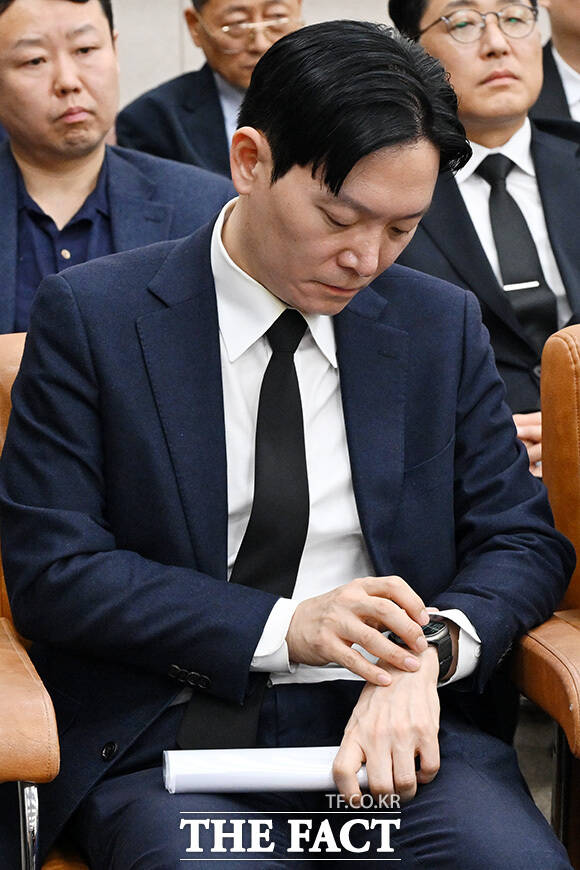 증인선서 거부 후 퇴장 당하는 박 검사.