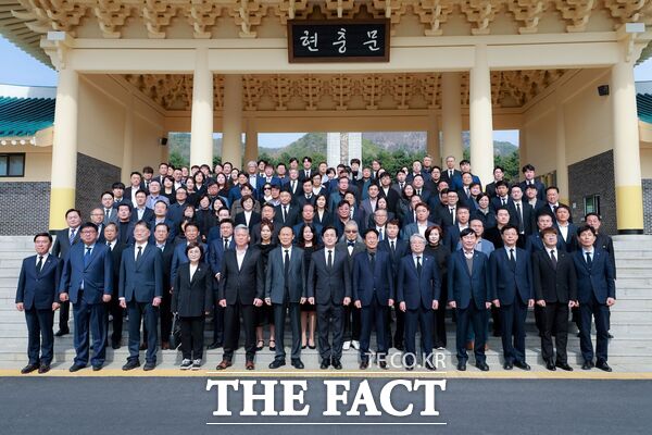 허태정 더불어민주당 대전시장 후보가 14일 오전 경선 선대위원, 캠프 관계자, 지지자 등 200여 명과 함께 국립대전현충원을 찾아 참배했다. /허태정 후보