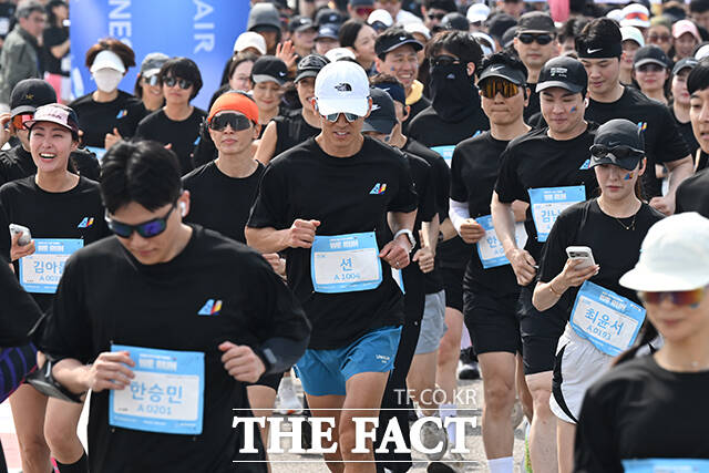 연예계 대표 러너 가수 션이 함께 달리고 있다.