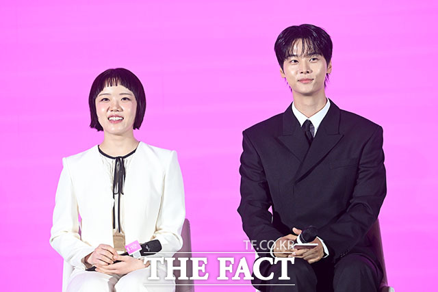 배우 김향기(왼쪽)와 차학연이 14일 오전 서울 구로구 더세인트웨딩에서 열린 쿠팡플레이 새 시리즈 ‘로맨스의 절댓값’ 제작발표회에 참석해 포즈를 취하고 있다. /서예원 기자