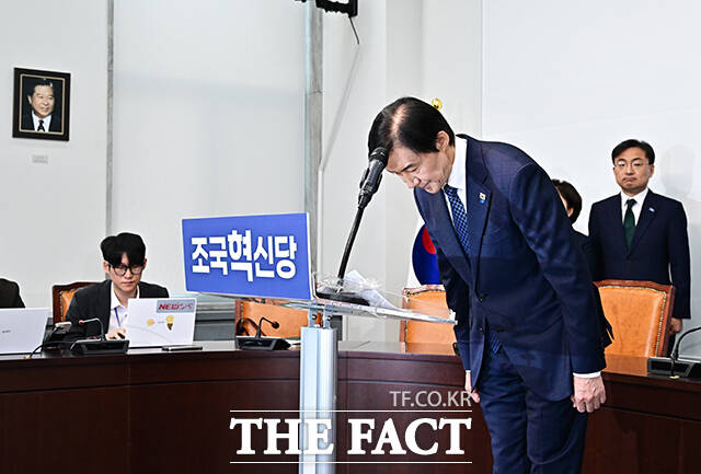 조국 조국혁신당 대표가 14일 오전 서울 여의도 국회에서 기자회견을 열고 국회의원 보궐선거 평택을 지역구 출마선언을 하고 있다. /국회=배정한 기자