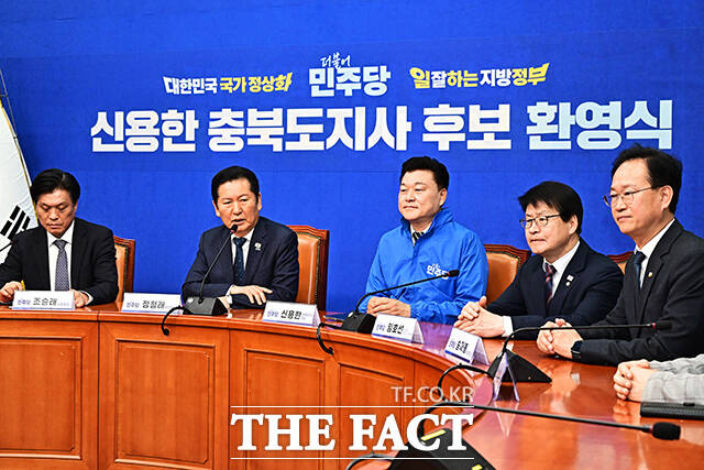 정청래 더불어민주당 대표(왼쪽)가 14일 오후 서울 여의도 국회에서 열린 신용한 충북도지사 후보 환영식에 참석해 신 후보에게 파란색 당 점퍼를 입혀주고 있다. /국회=배정한 기자