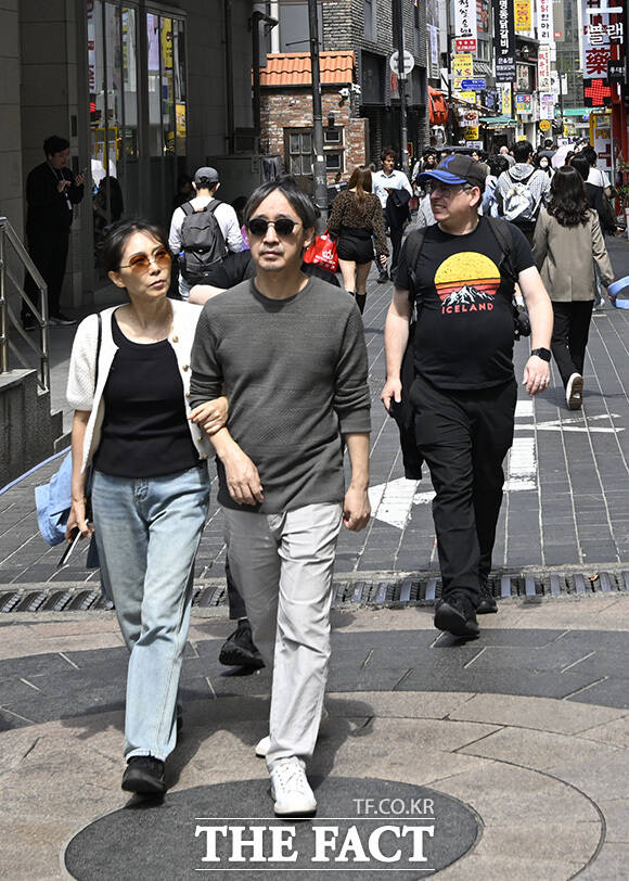 한 외국인 관광객이 음료를 들고 있다.