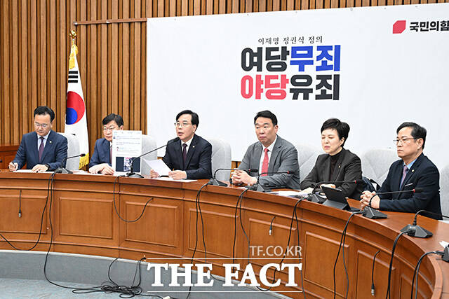 원내대책회의에서 모두발언하는 송 원내대표(가운데).