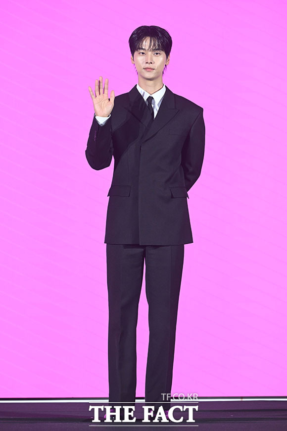 배우 김재현과 김동규, 차학연, 김향기, 손정혁(왼쪽 위부터 시계방향으로)이 14일 오전 서울 구로구 더세인트웨딩에서 열린 쿠팡플레이 새 시리즈 ‘로맨스의 절댓값’ 제작발표회에 참석해 포즈를 취하고 있다. /서예원 기자