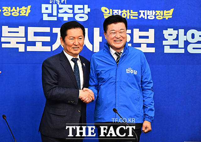 정청래 더불어민주당 대표(왼쪽)가 14일 오후 서울 여의도 국회에서 열린 신용한 충북도지사 후보 환영식에 참석해 신 후보에게 파란색 당 점퍼를 입혀주고 있다. /국회=배정한 기자