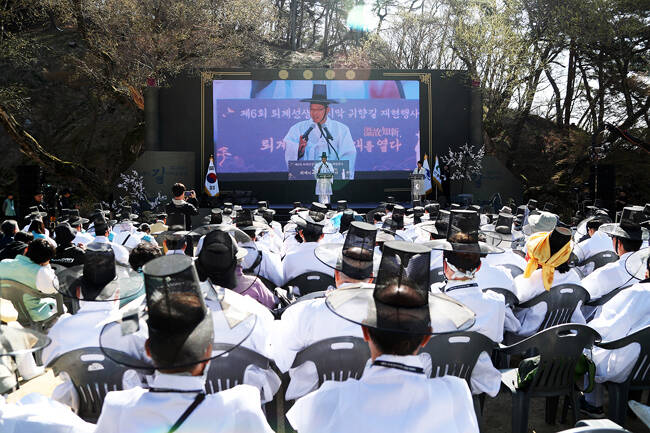 '퇴계 선생 마지막 귀향길 재현행사' 참가자들이 폐막식에서 행사 기간 동안의 여정을 담은 경과 영상을 감상하며 퇴계 선생의 삶과 정신을 되새기는 계기가 됐다. /안동시
