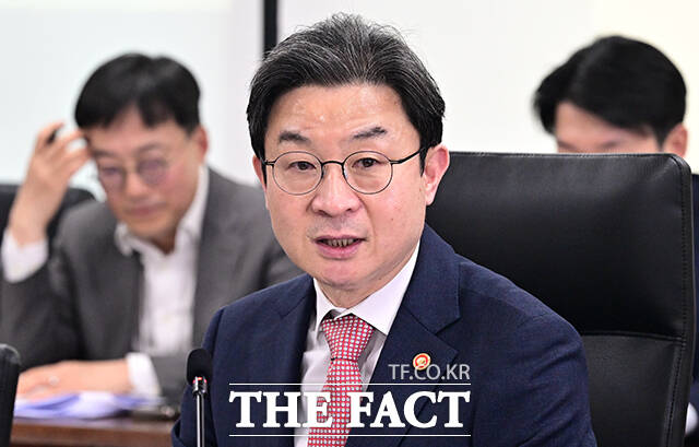 이억원 금융위원장이 지난 7일 오후 서울 종로구 정부서울청사에서 열린 중동상황 피해업종 관련 산업-금융권 간담회에 참석해 모두발언을 하고 있다. /임영무 기자