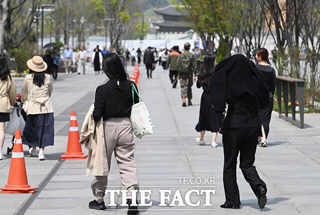 서울의 낮 최고기온이 27도까지 오르는 등 초여름 날씨를 보인 14일 오후 서울 종로구 광화문 광장을 찾은 시민들이 양산을 쓰고 걸음을 옮기고 있다. /박헌우 기자
