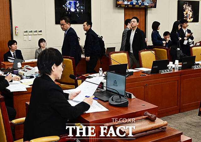 고광헌 방미심위 위원장 후보자 인사청문경과보고서 채택의 건 의결에 앞서 이석하는 국민의힘 의원들.