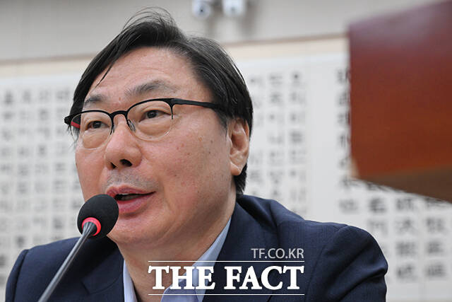 이화영 전 경기도 평화부지사가 14일 오후 서울 여의도 국회에서 열린 윤석열 정권 정치검찰 조작기소 의혹 사건 진상규명 국정조사특별위원회 전체회의에 참석해 쌍방울 대북송금 조작기소 의혹 사건 관련 질의에 답변을 하고 있다. /국회=김성렬 기자