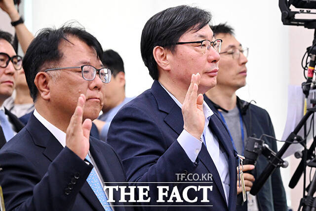 이화영 전 경기도 평화부지사(오른쪽)와 서민석 변호사가 14일 오전 서울 여의도 국회에서 열린 윤석열 정권 정치검찰 조작기소 의혹사건 진상규명 국정조사 특별위원회 전체회의에 참석해 증인 선서를 하고 있다. /국회=남용희 기자