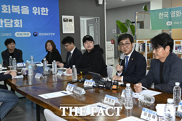 최휘영 장관이 영화계 인사들과 대화하고 있다.