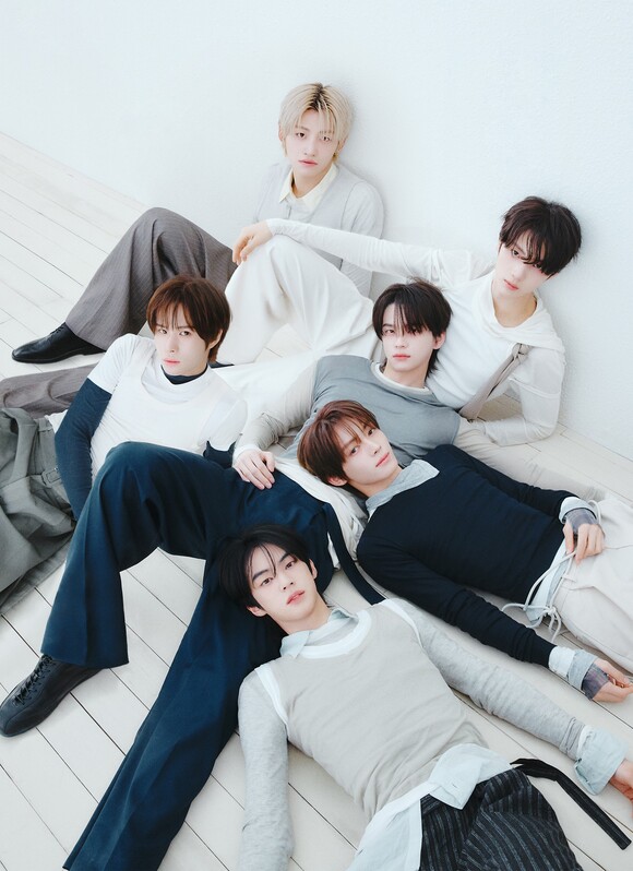 TWS가 미니 5집 'NO TRAGEDY' 콤팩트 버전의 첫 번째 오피셜 포토를 게재했다. 'HUSH'라는 제목처럼 차분하고 정적인 분위기의 사진 총 21장이 담겼다. /플레디스