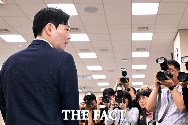 증인선서 거부 후 퇴장 당하는 박 검사.