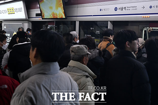 기름값 부담에 핸들 놓은 시민들이 지하철로 몰리자, 서울시가 열차 증편과 집중 배차 시간 확대로 '지옥철' 혼잡 해소에 총력을 기울이고 있다. /더팩트 DB