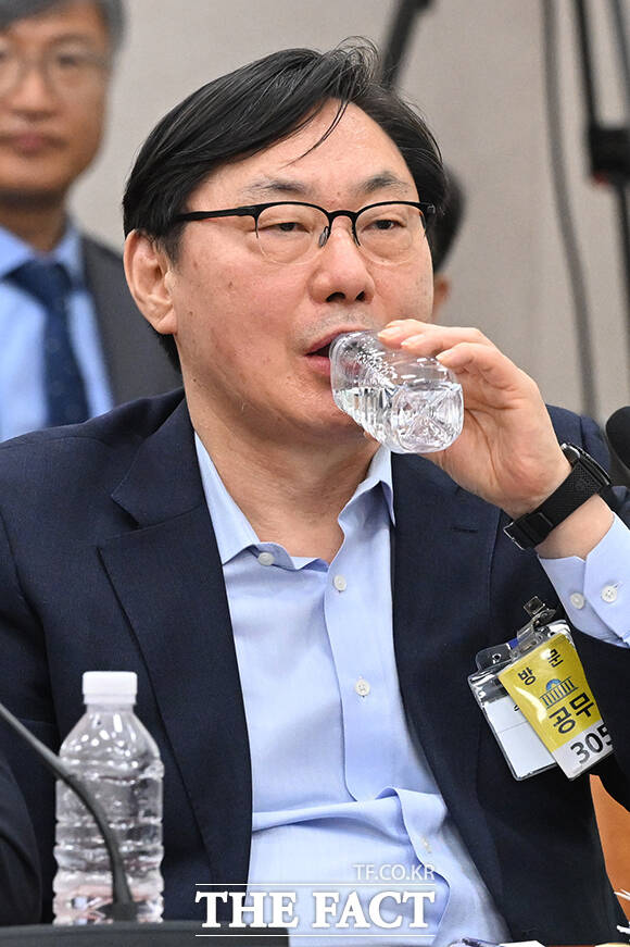 목축이는 이화영 전 경기도 평화부지사.