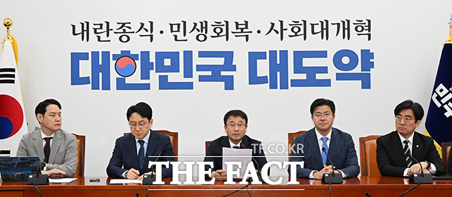 한병도 더불어민주당 원내대표(왼쪽)가 14일 오전 서울 여의도 국회에서 열린 원내대책회의에서 발언을 하고 있다. /국회=김성렬 기자