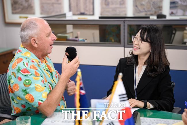 선은임 수원시 문화체육교육국장을 인터뷰 하는 프라이스. /수원시