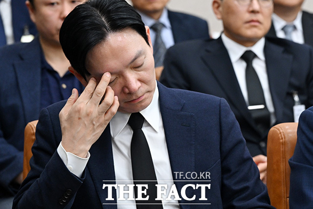 증인선서 거부 후 퇴장 당하는 박 검사.