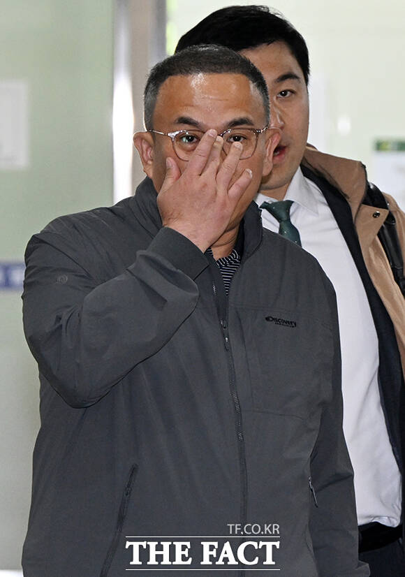 정치브로커 명태균 씨가 14일 오전 서울 서초구 서울중앙지방법원에서 열린 정치자금법 위반 혐의 관련 공판에 출석하고 있다. /박헌우 기자