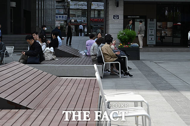 서울의 낮 최고기온이 27도까지 오르는 등 초여름 날씨를 보인 14일 오후 서울 종로구 광화문 광장을 찾은 시민들이 양산을 쓰고 걸음을 옮기고 있다. /박헌우 기자