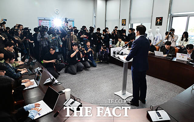 조국 조국혁신당 대표가 14일 오전 서울 여의도 국회에서 기자회견을 열고 국회의원 보궐선거 평택을 지역구 출마선언을 하고 있다. /배정한 기자