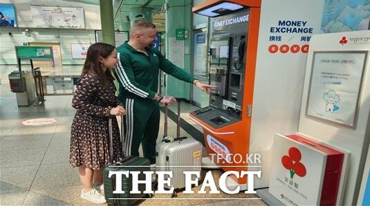 외국인이 키오스크에서 환전을 하는 모습. /인천시