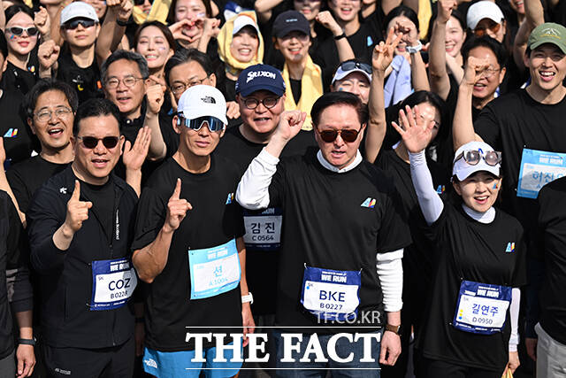 우기홍 부회장과 가수 션을 비롯한 참가자들이 기념촬영을 하고 있다.